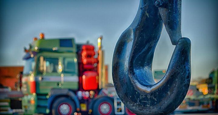 Żuraw budowlany – w jaki sposób się go montuje i demontuje?