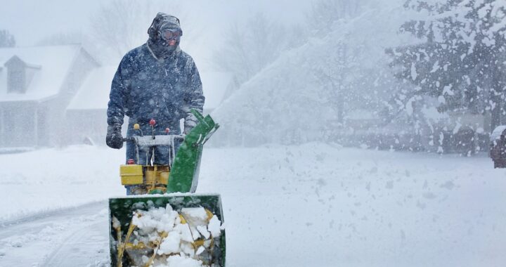 Odśnieżanie terenu przed firmą – praktyczne porady